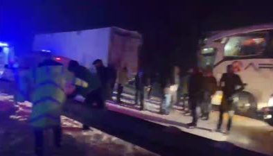 Sivas’ta otobüs tıra çarptı, 25 kişi yaralandı