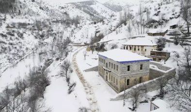 İpek Yolu üzerindeki Süleymaniye karla kaplandı