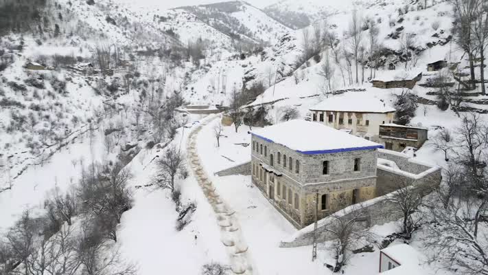 İpek Yolu üzerindeki Süleymaniye karla kaplandı