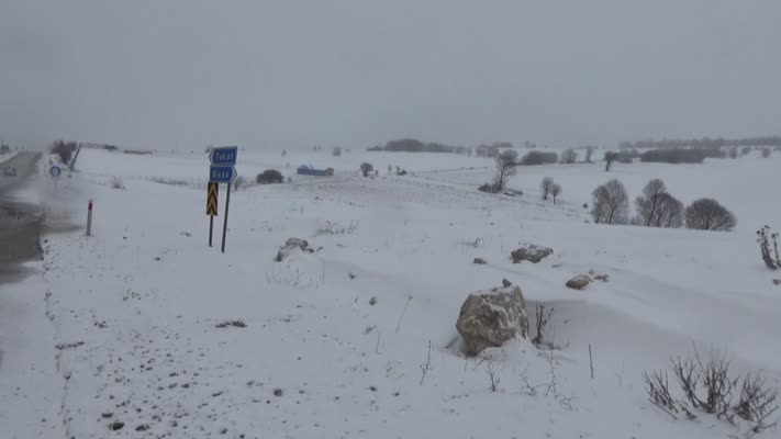 Tokat-Sivas kara yolunda kar yağışı ulaşımı etkiliyor