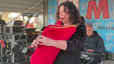 İlk kadın tulum sanatçısı Filiz Balta, sahnede fırtına estiriyor
