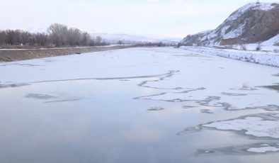 Türkiye’nin en uzun nehri Kızılırmak buz tuttu