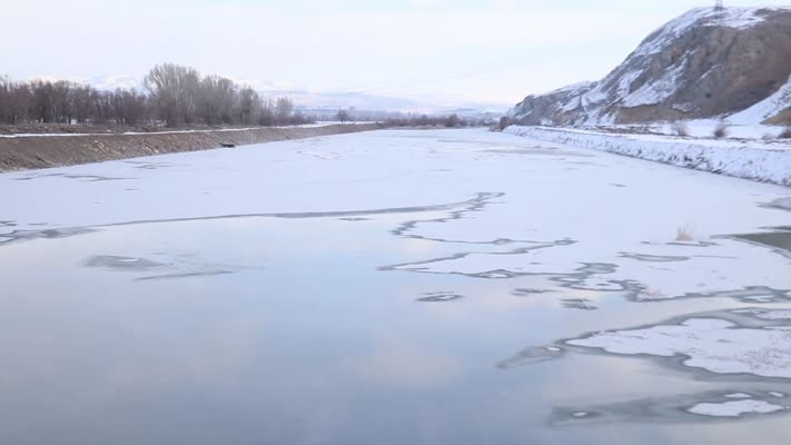 Türkiye’nin en uzun nehri Kızılırmak buz tuttu