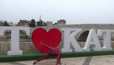 Türkiye’yi dolaşan Örümcek Adam Tokatlılarla buluştu
