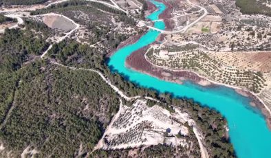 Göksu Nehri, turkuaz rengiyle doğa tutkunlarını büyülüyor