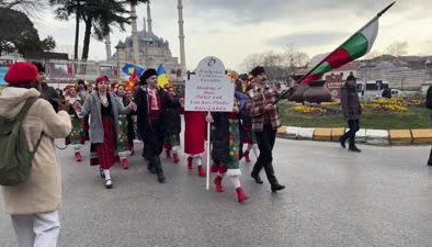 Dans kortejiyle renklenen Balkan halk oyunları festivali