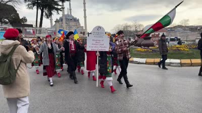 Dans kortejiyle renklenen Balkan halk oyunları festivali