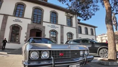 Vali Çiftçi, klasik otomobille şehir turu attı
