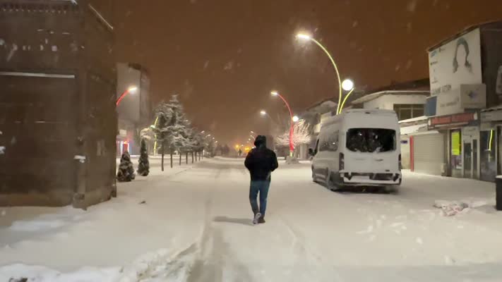 Van’da soğuk hava yerini kara bıraktı, yollar beyaza büründü