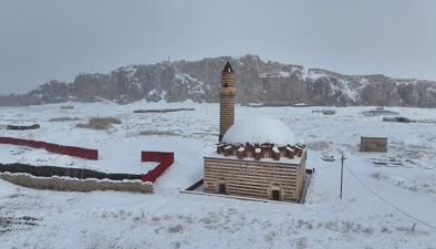 Van’ın tarihi yapıları beyaza büründü, kartpostallık manzara