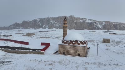 Van’ın tarihi yapıları beyaza büründü, kartpostallık manzara