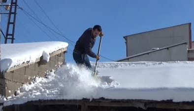 Vatandaşlar çökme riskine karşı çatılardaki karı temizledi
