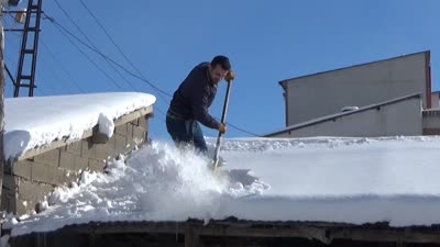 Vatandaşlar çökme riskine karşı çatılardaki karı temizledi
