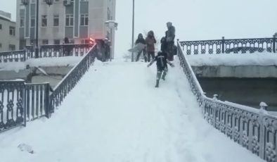 Samsun’da vatandaşlar merdivenleri kayak pistine çevirdi