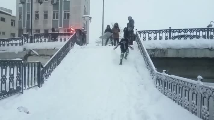 Samsun’da vatandaşlar merdivenleri kayak pistine çevirdi