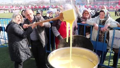 Karadeniz lezzet şöleni: Tekirdağ’da 1 ton mıhlama dağıtıldı