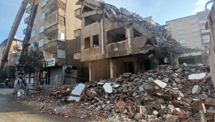 Şehitlik’te ağır hasarlı binaların yıkımı devam ediyor