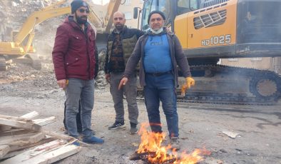 Diyarbakır’da yıkım ekiplerinin soğuk havayla mücadelesi