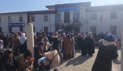 Diyarbakır’da sosyal yardım kaydı sırasında izdiham yaşandı