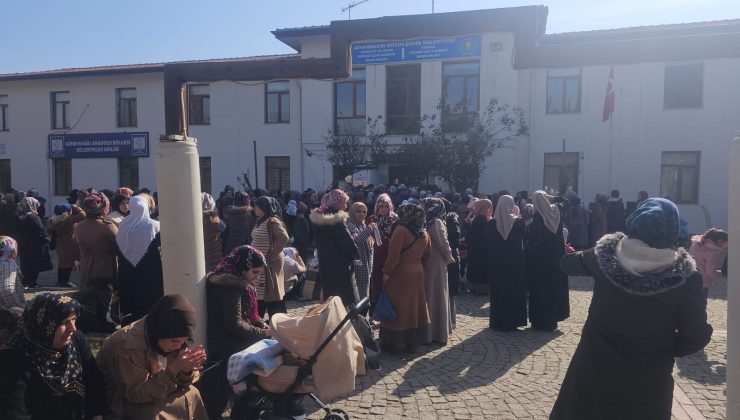 Diyarbakır’da sosyal yardım kaydı sırasında izdiham yaşandı