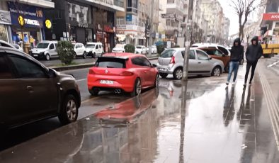 Diyarbakır’da beklenen yağış başladı, çiftçinin yüzü güldü