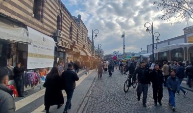 Sur’da Hafta Sonu Yoğunluğu: Tarihi ilçeye akın ettiler