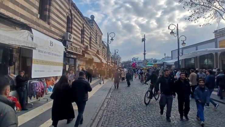 Sur’da Hafta Sonu Yoğunluğu: Tarihi ilçeye akın ettiler