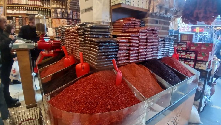 Diyarbakır’da Yeni Mahsul Biberler Tezgahları Renklendirdi
