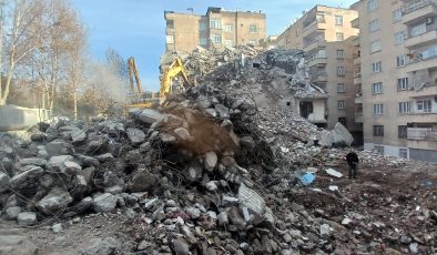 Diyarbakır’da ağır hasarlı binaların yıkımı devam ediyor