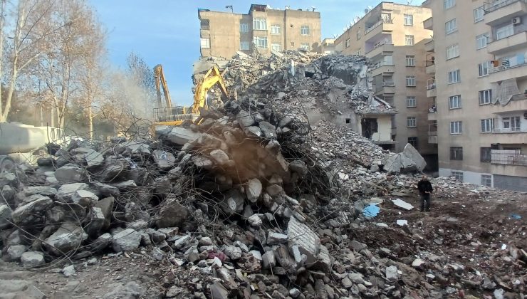 Diyarbakır’da ağır hasarlı binaların yıkımı devam ediyor