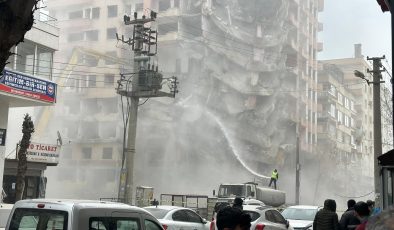 Tartışmaların odağındaki Karaşin Apartmanı yıkılmaya başladı