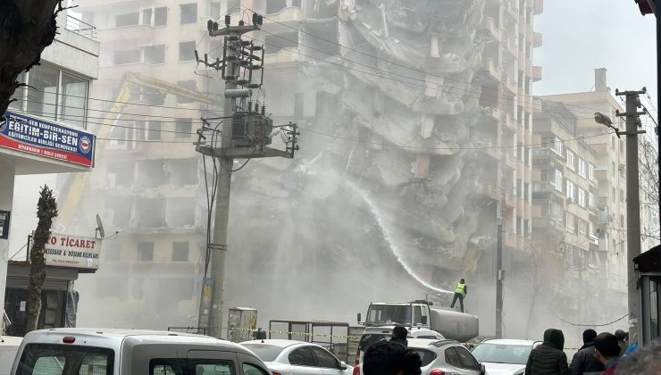 Tartışmaların odağındaki Karaşin Apartmanı yıkılmaya başladı
