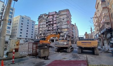 O apartman parça parça yıkılıyor