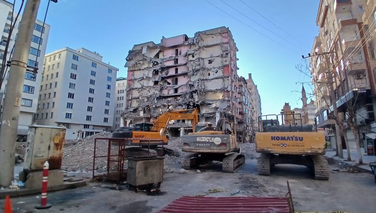 O apartman parça parça yıkılıyor