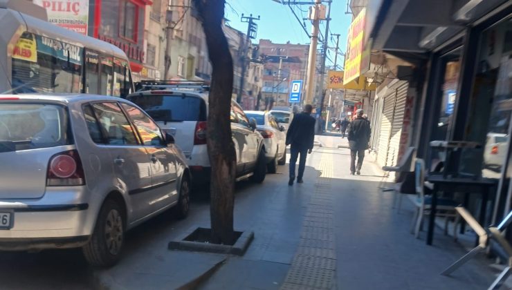 Park yeri bulamayınca kaldırımlara kadar çıkıyorlar