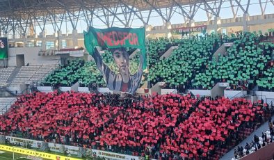 Amedspor Taraftarları Yusuf Yıldız’ı Koreografi ile Andı