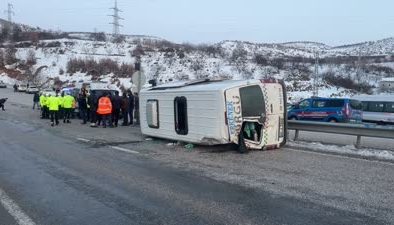 Malatya-Adıyaman yolunda minibüs devrildi, yolcular yaralandı