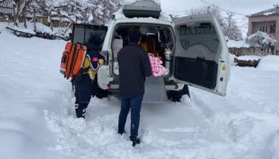 Muş’ta Karla kaplı köyde mahsur kalan bebek kurtarıldı