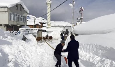 Kaymakam, yolu kapanan hastanın ilaçlarını ulaştırdı