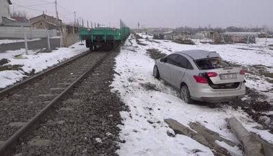 Muş’ta yük treni otomobile çarptı, sürücü yaralandı