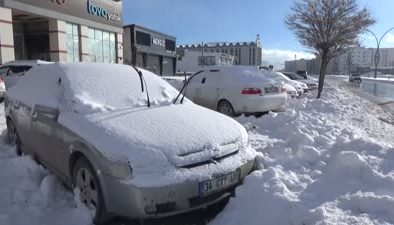 Yüksekova’da araçlar kar altında kaldı, ekipler yolları açıyor