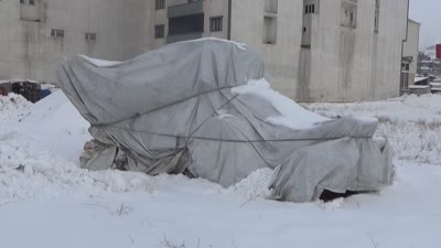 Yüksekova buz kesti, vatandaşlar zor anlar yaşıyor