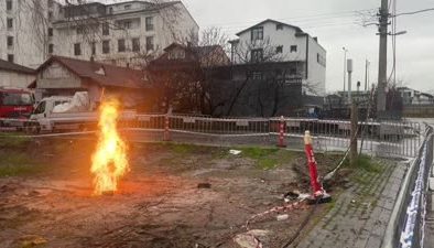 Zemin etüdünde çıkan metan gazı yanmaya devam ediyor