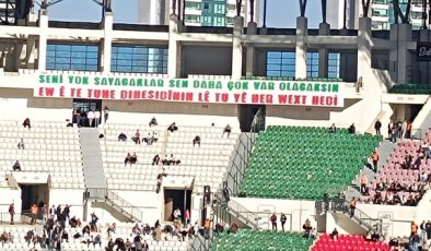 Amedspor Taraftarlarından Kürtçe Pankart: “Seni Yok Sayacaklar, Sen Daha Çok Var Olacaksın”