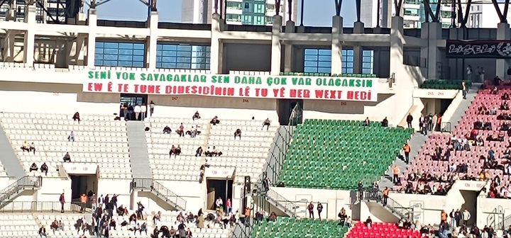 Amedspor Taraftarlarından Kürtçe Pankart: “Seni Yok Sayacaklar, Sen Daha Çok Var Olacaksın”
