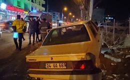 Aydınlatma direğine çarpan otomobildeki 2 kişi yaralandı
