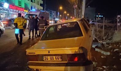 Aydınlatma direğine çarpan otomobildeki 2 kişi yaralandı