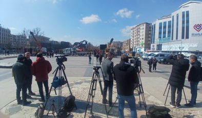 Dağkapı Meydanı’nda Yoğun Bekleyiş: Basın Temsilcileri Alanı Doldurdu