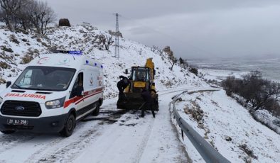 Hazro Belediyesi ekipleri yolda kalan ambulansa yardım etti