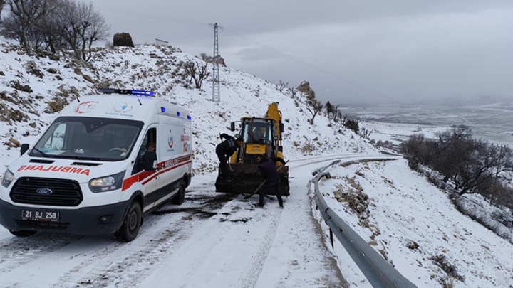 Hazro Belediyesi ekipleri yolda kalan ambulansa yardım etti